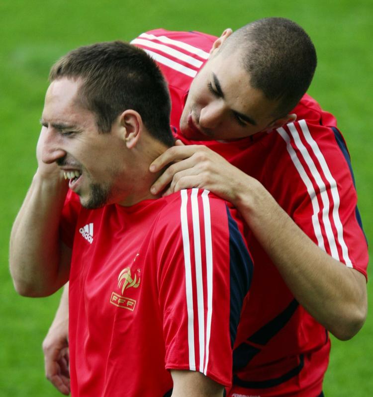afsløret. Karim Benzema (th) og Franck Ribéry laver sjov under en landsholdssamling. De to spillere blev afsløret som sexkunder til en mindreårig prostitueret, da fransk politi undersøgte en prostitutionsring omkring en kendt natklub. Arkivfoto. 