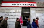 Arbejdsløse spaniere står i kø foran jobcenter i Madrid. Mere end 20 procent af befolkningen har intet arbejde. 