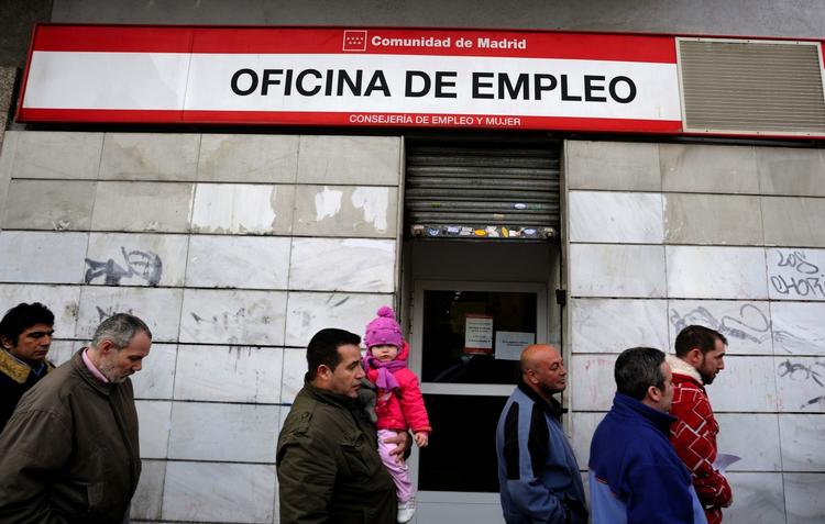 Arbejdsløse spaniere står i kø foran jobcenter i Madrid. Mere end 20 procent af befolkningen har intet arbejde. 