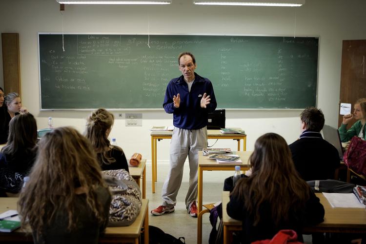 Velstillet. En gymnasielærer, der har rundet de 50 år, hører typisk til de ti procent mest velstillede i samfundet. Arkivfoto 