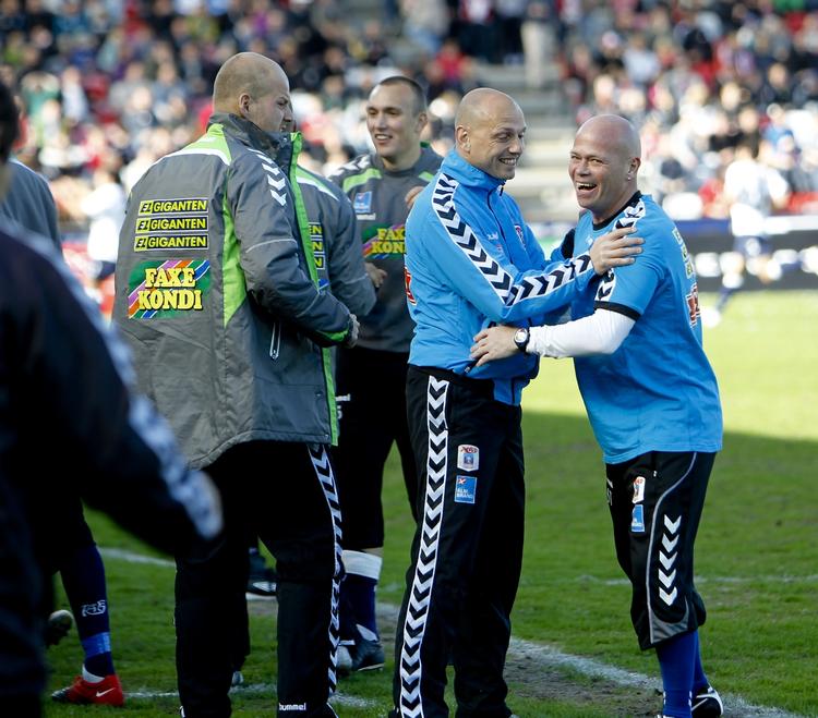 FORLØSNING. AGF-staben var efter sejren over Silkeborg i ekstase. 
