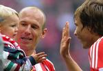 Junior. Arjen Robben tog sønnen med ind på grønsværen efter sejren over Bochum og juniorstjernen fik 'fem' af Holger Badstuber. 