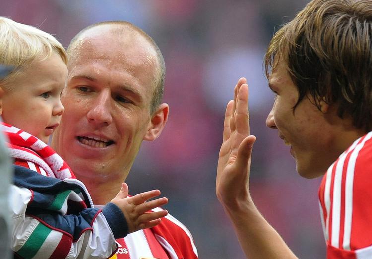 Junior. Arjen Robben tog sønnen med ind på grønsværen efter sejren over Bochum og juniorstjernen fik 'fem' af Holger Badstuber. 