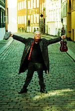 'Mine damer og herrer' er Kim Larsens album nummer 23 siden 'Værsgo', og Larsen er stadig i forrygende form og meget, meget langt fra at være færdig som gårdsanger. Foto: Susanne Mertz 