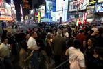 Bombefrygt. Times Square er netop genåbnet, efter at have været evakueret på grund af formodet bilbombe. 