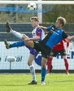 Duel. Det gode fodboldspil havde trange kår på den elendige bane i Herfølge. 