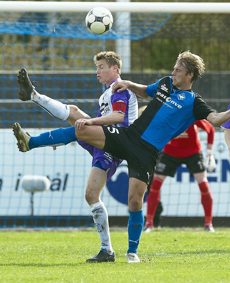 Duel. Det gode fodboldspil havde trange kår på den elendige bane i Herfølge. 