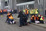 Tre blev anholdt tidligere på aftenen, da de forsøgte at trænge gennem politiets afspærringer. 