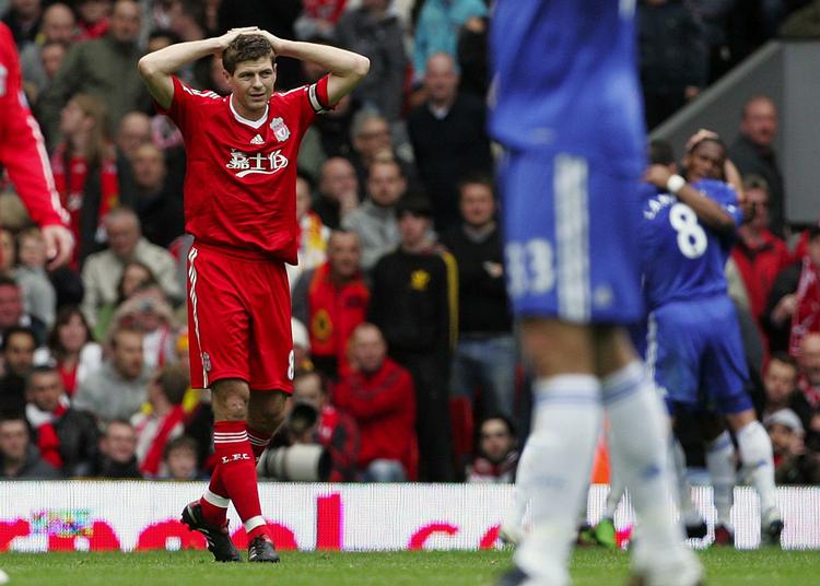 Kiks. Steven Gerrard lavede en af karrierens største bommerter i nederlaget til Chelsea. 