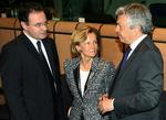 Den græske finansminister Giorgos Papakonstantinou (tv) taler med sin spanske kollega Elena Salgadoi Mendez og Belgiens finansminister Didier Reynders. Finansministrene fra eurozonen har i dag besluttet at låne Grækenland 110 milliarder i et forsøg på at redde grækerne fra en statsbankerot. 