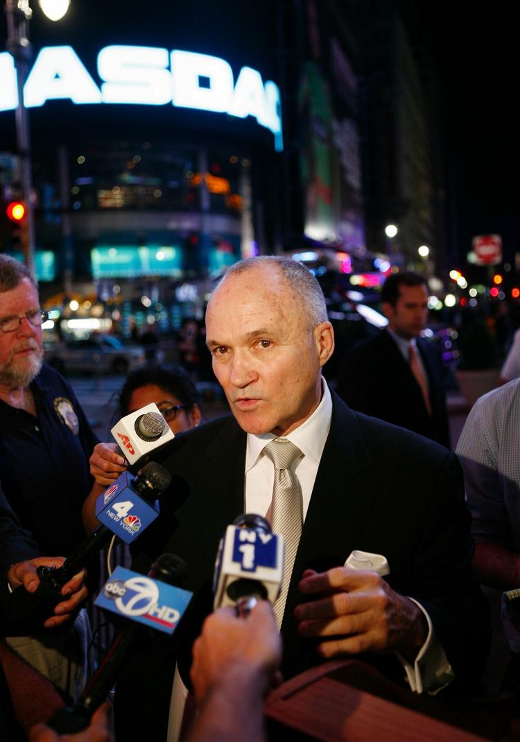 Politikommissær Ray Kelly fra New York taler med journalister om nattens forsøg på at udløse en bombe på Times Square. 