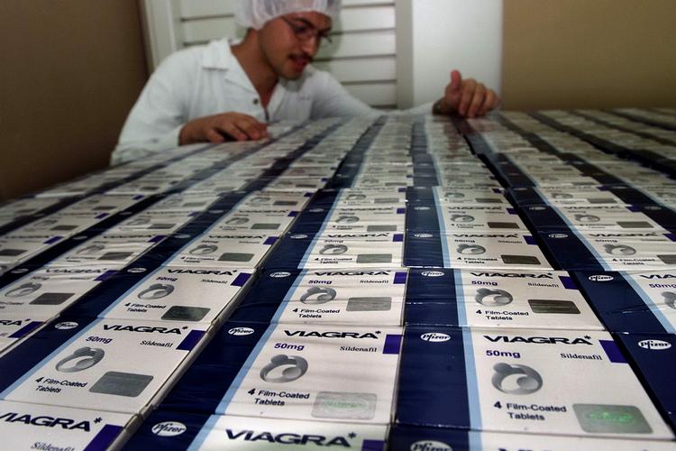 Stimulerende. En Viagra-fabrik i Egypten. Potenspilleproducenten kan se frem til konkurrence, når man i dag kan købe andre potenspiller til det halve af Pfizers den lille blå pille. (Arkivfoto) 