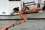 MILJØKATASTROFE. Fiskernes forsøg på at inddæmme olien bliver ødelagt af uvejret. 