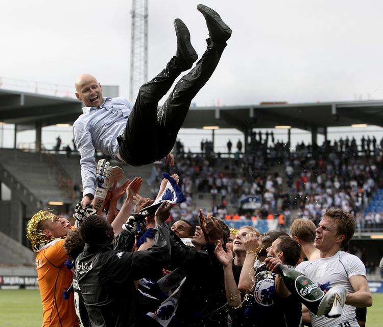 HELT. Ståle Solbakken kan snart se frem til endnu en flyvetur, hvis FCK vinder deres ottende DM-guld. 