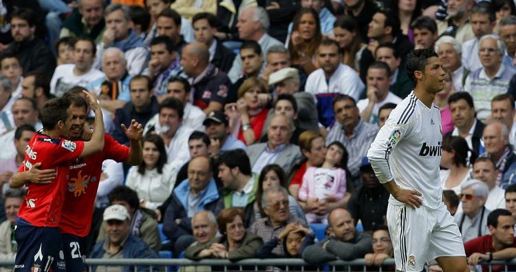 HULLET. Real Madrids forsvar var i kampen mod Osasuna yderst gavmildt. Blandt andet til frustration for Cristiano Ronaldo. 