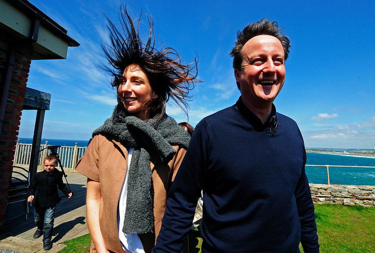 Charmeoffensiv. Den konservative leder David Cameron og hans hustru, Samantha, tog i går til Cornwall, Liberaldemokraternes højborg, i håb om at kapre stemmer fra de loberale, der stadig liggger til at blive nr. to ved valget på torsdag. Foto: Carl de Souza/AP 