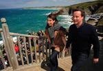 Kampgejst. David Cameron fører valgkamp med sin hustru, Samantha, i Newquay i det sydlige England. 