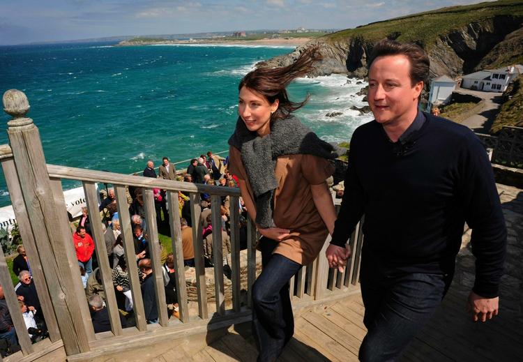 Kampgejst. David Cameron fører valgkamp med sin hustru, Samantha, i Newquay i det sydlige England. 