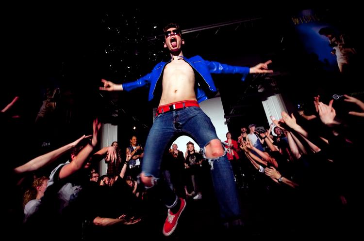 Der var rockstar-attitude, da Søren Stenbjerg Gregersen vandt det første officielle danmarksmesterskab i luftguitar fredag aften i Vejle. Foto: Angelina Owina/Polfoto 