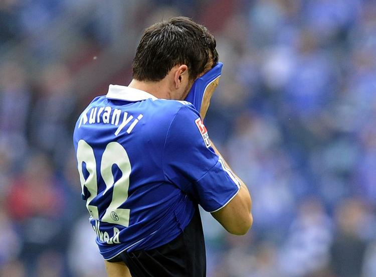 Øv. Det har været et par hårde dage for Kevin Kuranyi. I lørdags mistede Schalke muligheden for at vinde mesterskabet og i dag blev han vraget til VM-truppen. 