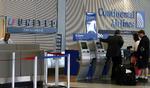 Halvering. Dobbelt check in i O'Hare Internationale Lufthavn i Chicago. Fremover kan passagererne nøjes med en skranke. 