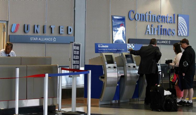 Halvering. Dobbelt check in i O'Hare Internationale Lufthavn i Chicago. Fremover kan passagererne nøjes med en skranke. 