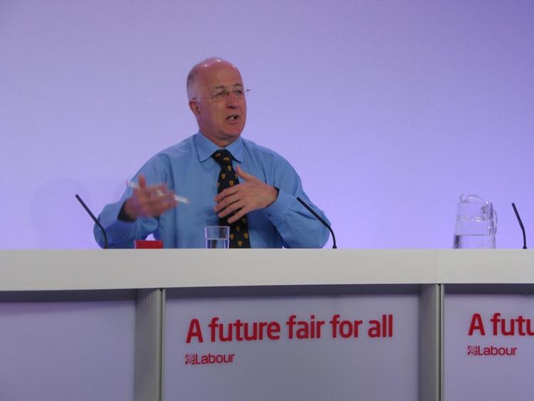 Labours tidligere Europaminister Denis Macshane mener, at det vil være i Danmarks interesse, at briterne får endnu en Labour-regering. 