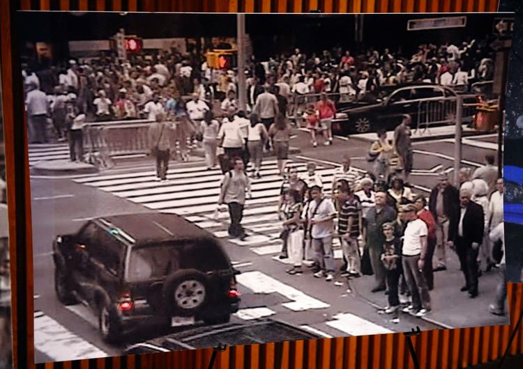 Bombebilen. Et foto fra et overvågningskamera viser bombebilen, en Nissan, køre ind på Times Square i New York. Billedet er offentliggjort af NYPD. 