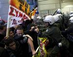 Protest. De massive nedskæringer i Grækenland førte i weekenden til demonstrationer i Athen. Onsdag er det annonceret generalstrejke. 