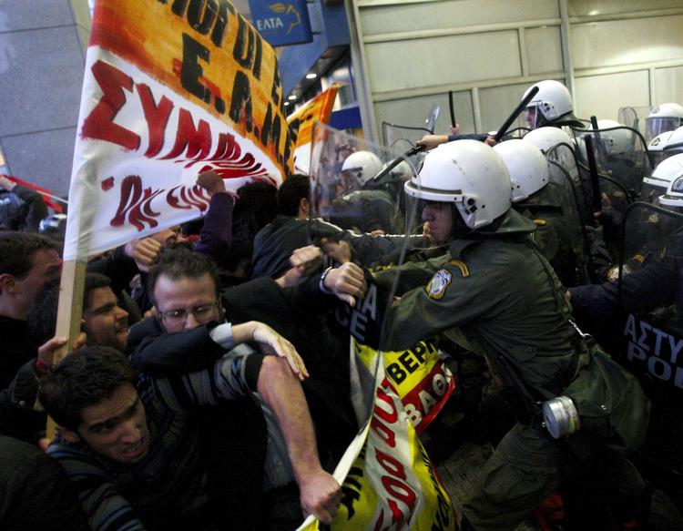 Protest. De massive nedskæringer i Grækenland førte i weekenden til demonstrationer i Athen. Onsdag er det annonceret generalstrejke. 
