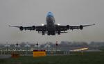 Vulkanaske. Et hollandsk KLM-fly er på vingerne igen efter askeskyen, men i Irland må luftrummet igen lukkes. 