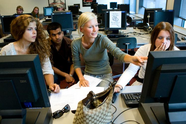 Finansiering. Hvis antallet af studerende skal stige, og hvis kvaliteten af uddannelserne helst skal gå samme vej, må man være parat til at drøfte nye finansieringskilder. 