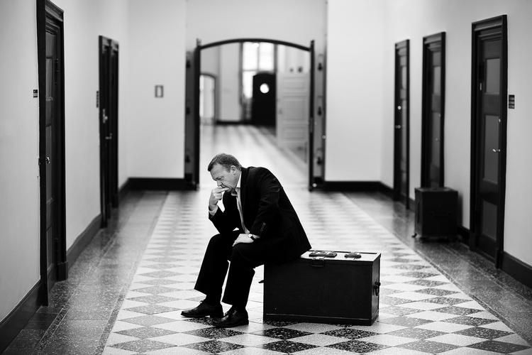 Da Lars Løkke Rasmussen var finansminister, måtte han sidde på en bugnende statskasse for at den holde låget nede. I dag sidder han som statsminister på kassen for at undgå, at for mange penge fosser ud af den. 