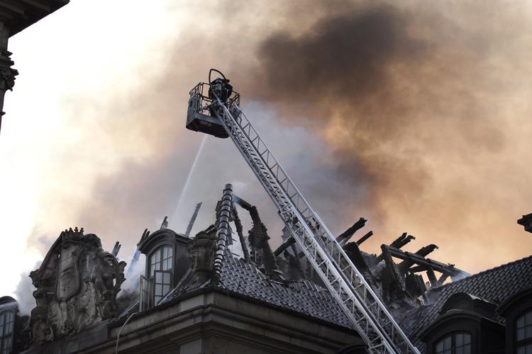 Antænding. Tæt på Amalienborg udbrød der her til morgen brand. 