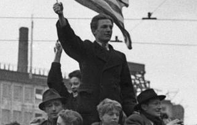 Frihed. Folk er på gaden i København under befrielsen i 1945. Fejrer du stadig dagen? 