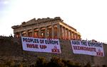 Symbolik. Indbyggerne i Athen vågnede i morges op til store bannere på Akropolis' mure, hvor kommunisterne forsøger at vække befolkningerne i Europa. 