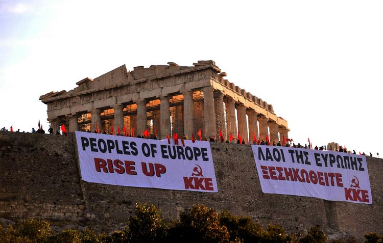 Symbolik. Indbyggerne i Athen vågnede i morges op til store bannere på Akropolis' mure, hvor kommunisterne forsøger at vække befolkningerne i Europa. 