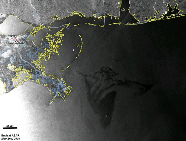 Det Europæiske Rumagentur (ESA) har taget dette billede af den enorme oliepøl den 2. maj, der også er det seneste. På dette tidspunkt var olien cirka 30 kilometer fra kysten. 