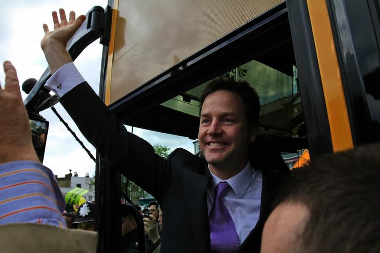Liberaldemokraternes Nick Clegg siger nu, at en valgreform ikke er et krav til et samarbejde. 