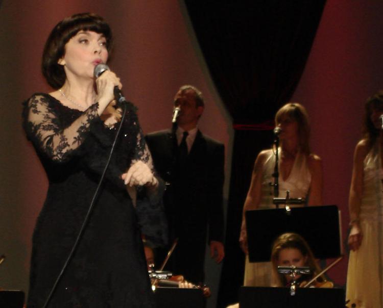Farveforskrækket. Mireille Mathieu er kendt som 'Nattergalen fra Avignon', men modsat andre sangfugle befinder hun sig ikke godt i det grønne. Arkivfoto. 