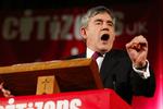 Presset. Gordon Brown kæmper mod den konservative David Cameron, Liberaldemokraternes Nick Clegg - og nu også sine egne. 