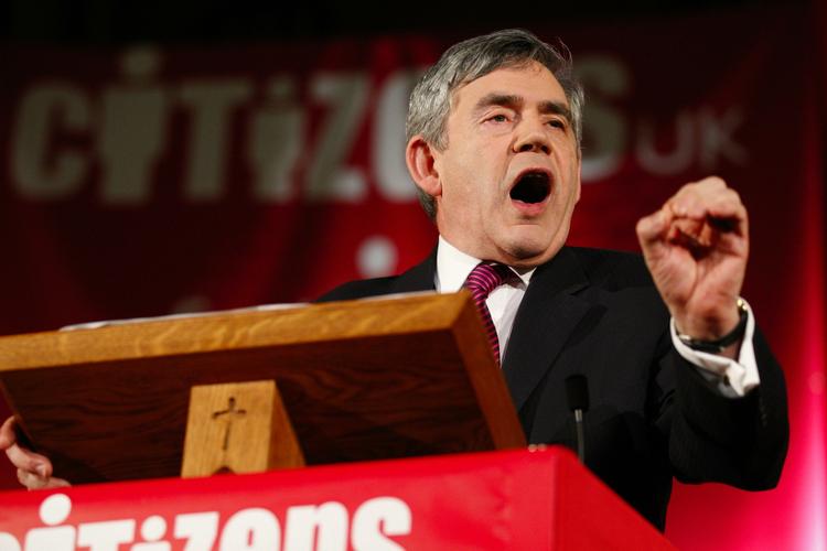 Presset. Gordon Brown kæmper mod den konservative David Cameron, Liberaldemokraternes Nick Clegg - og nu også sine egne. 