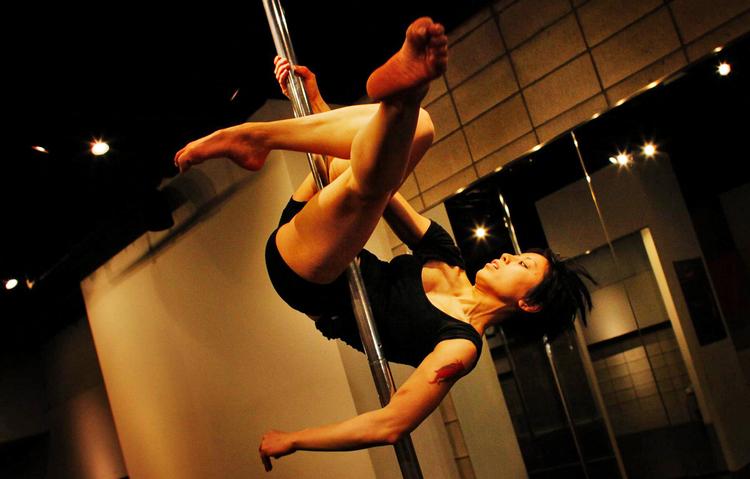 TREND. Natasha Walter skriver nok på britiske erfaringer, men hendes kritik af den seksualiserede hverdag har global genkendelighed. Her er det en ung japansk kvinde, der træner - til hvad? Foto: Junji Kurokawa/ AP 