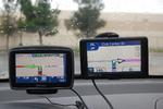 Uenige. »Til venstre«, siger TomTom . »Til højre«, siger Garmin. Trods uenigheden vil begge gpsapparater finde vej til den ønskede destination. 