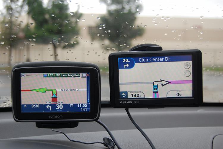 Uenige. »Til venstre«, siger TomTom . »Til højre«, siger Garmin. Trods uenigheden vil begge gpsapparater finde vej til den ønskede destination. 