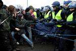 Infight. Politifolk og demonstranter kom tæt på hinanden flere gange i går. Nogle af aktivisterne - som ikke nødvendigvis er dem på billedet - gik også over stregen, mente politiet. 