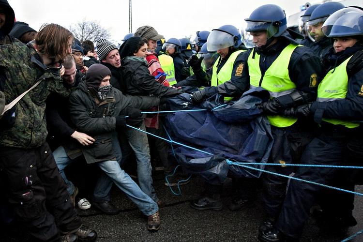 Infight. Politifolk og demonstranter kom tæt på hinanden flere gange i går. Nogle af aktivisterne - som ikke nødvendigvis er dem på billedet - gik også over stregen, mente politiet. 