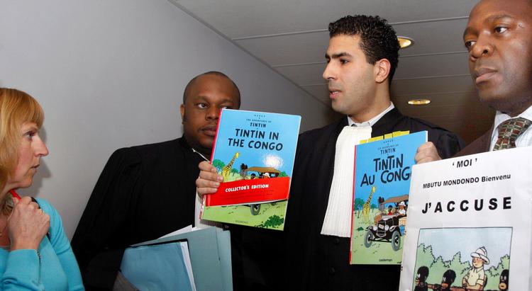 Forbud. Advokat Ahmed L'Hedim og hans klient Bienvenu Mbutu (til højre) med bogen, de med henvisning til loven om forbud mod udbredelse af racisme ønsker forbudt. 