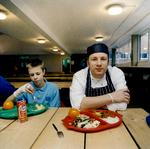 Jamie Oliver kommer op mod stærke kræfter i sin kamp for at ændre på skolemaden i amerikanske skoler. Her tæller pomfritter som grøntsager, og alt mælk er sødet. 