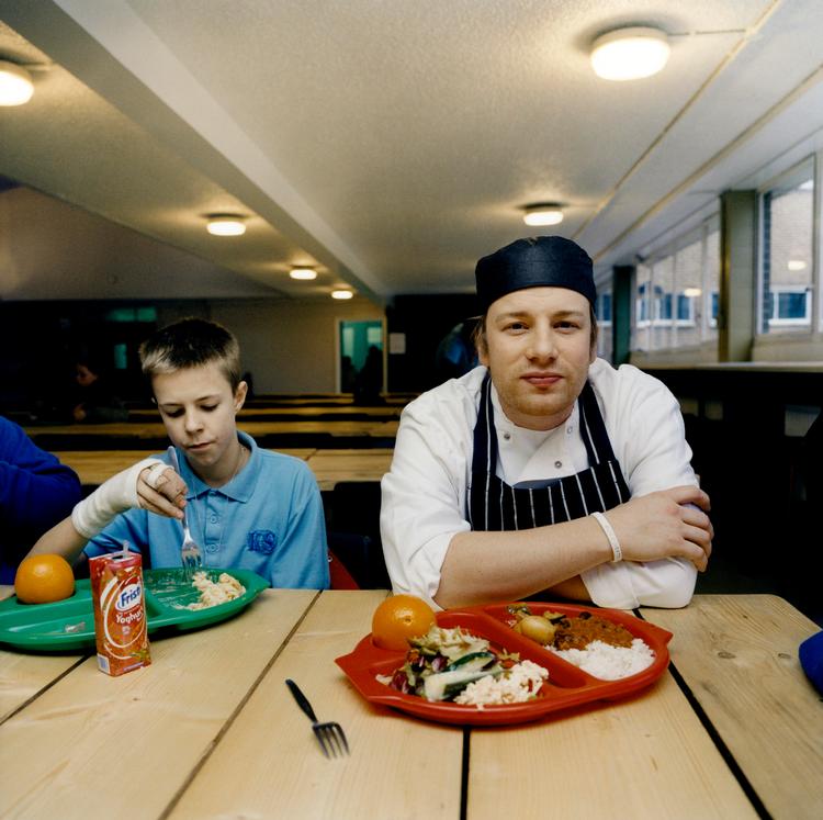 Jamie Oliver kommer op mod stærke kræfter i sin kamp for at ændre på skolemaden i amerikanske skoler. Her tæller pomfritter som grøntsager, og alt mælk er sødet. 